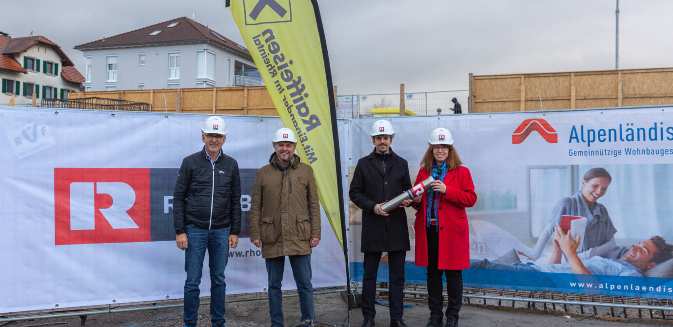 Die BU lautet: Legten den Grundstein für das Rheindorf Lustenau (v. l. n. r.): Martin Summer, Rhomberg Bau, Kurt Fischer, Bürgermeister Lustenau, Lukas Hopfner, Raiffeisenbank Im Rheintal, und Alexandra Schalegg, Alpenländische Gemeinnützige WohnbauGmbH. Die BU lautet: Legten den Grundstein für das Rheindorf Lustenau (v. l. n. r.): Martin Summer, Rhomberg Bau, Kurt Fischer, Bürgermeister Lustenau, Lukas Hopfner, Raiffeisenbank Im Rheintal, und Alexandra Schalegg, Alpenländische Gemeinnützige WohnbauGmbH.